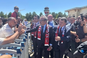 Erzincanlılar Hamdi Ulukaya'yı Davul Zurnayla Karşıladı