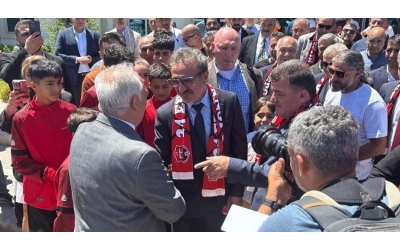 Erzincanlılar Hamdi Ulukaya'yı Davul Zurnayla Karşıladı